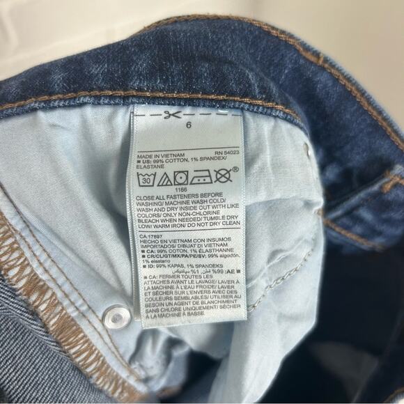 Old Navy Mid Rise Boyfriend Straight Ripped Distressed Jeans Size 6 - Picture 4 of 10